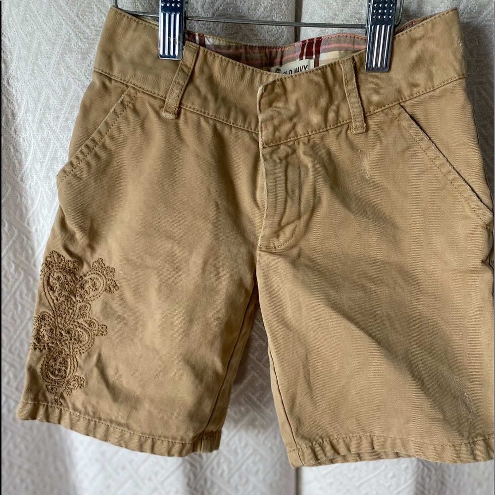 Old Navy Girl Khaki Shorts with design, size 8
